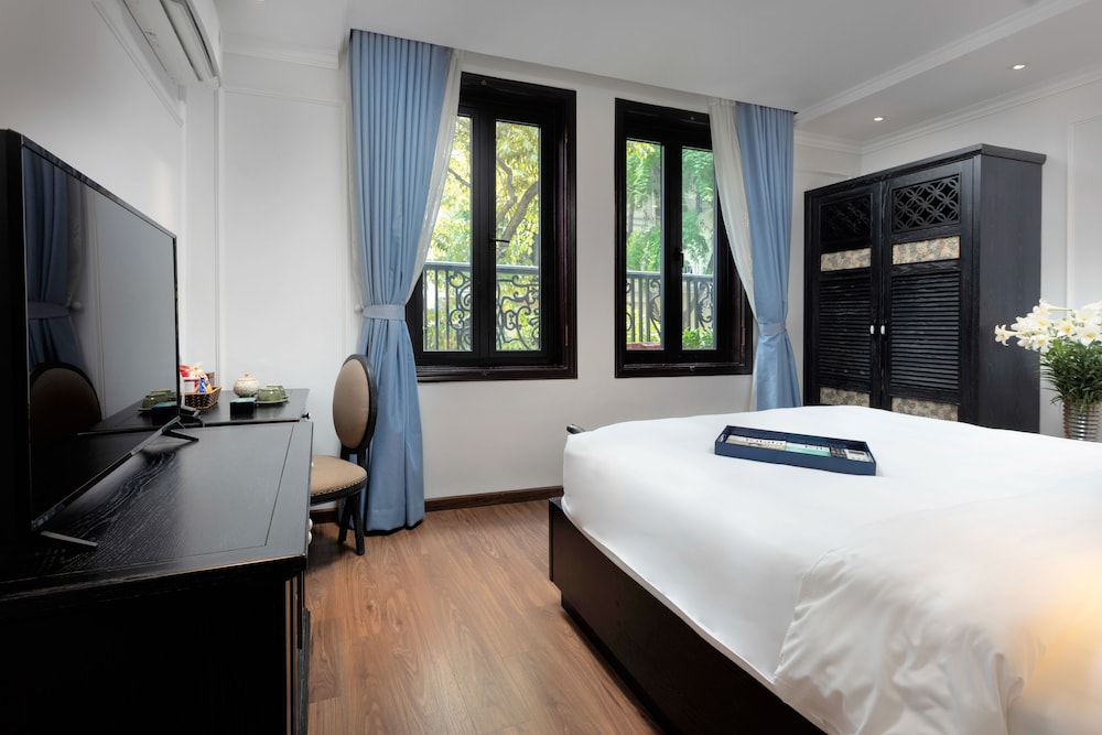 DELUXE, DOUBLE OR TWIN BED, CITY VIEW