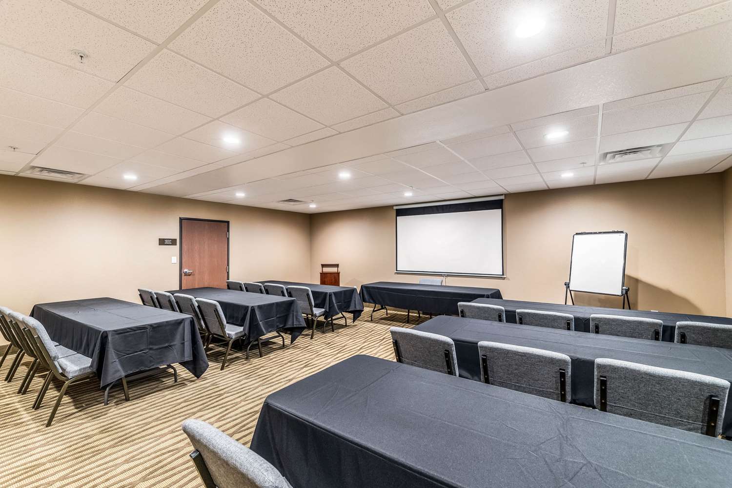 Comfort Suites Grand Prairie Arlington North 17/26