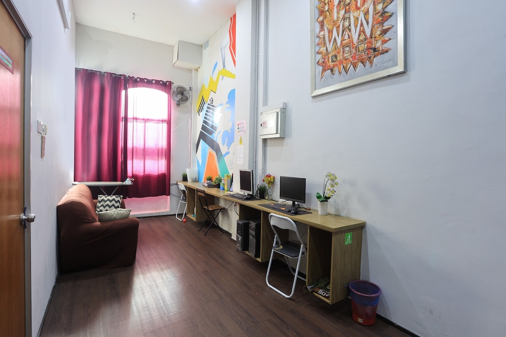 SPOT ON 90236 Zigzag Travellers Home 36/44