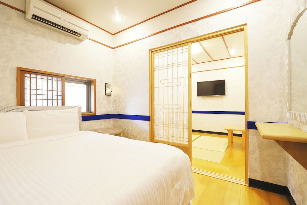 Gorgeous Hot Spring Resort 10/50