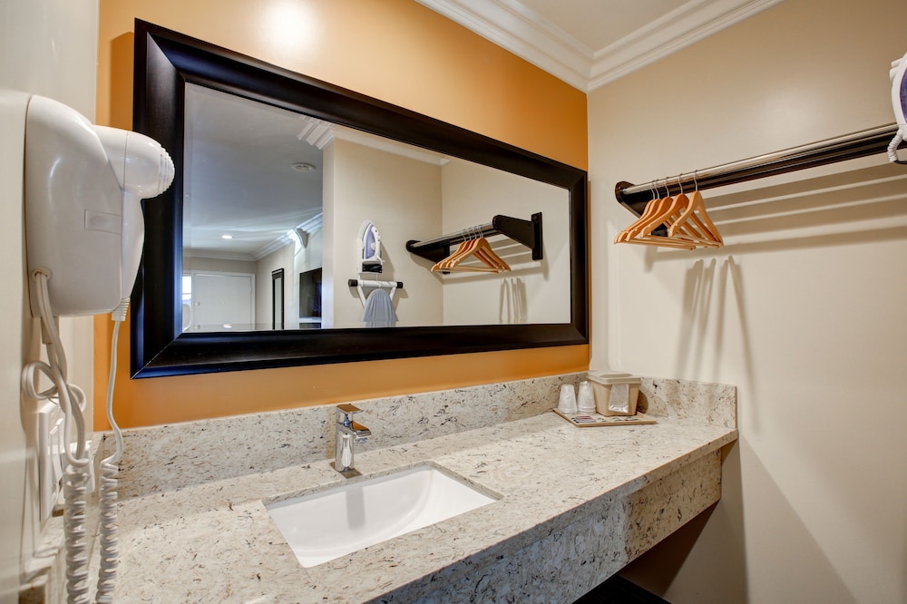 Ontario Inn & Suites 45/50