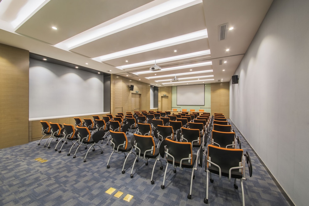HOLIDAY INN EXPRESS GUIAN YUNGU 42/48
