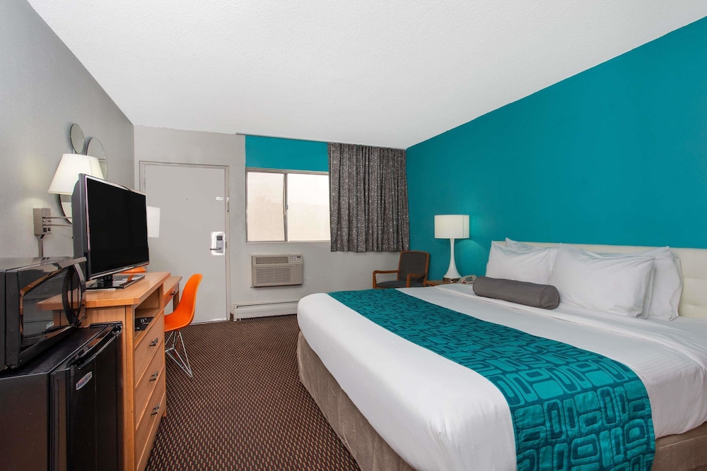 Howard Johnson By Wyndham Colorado Springs 11/33