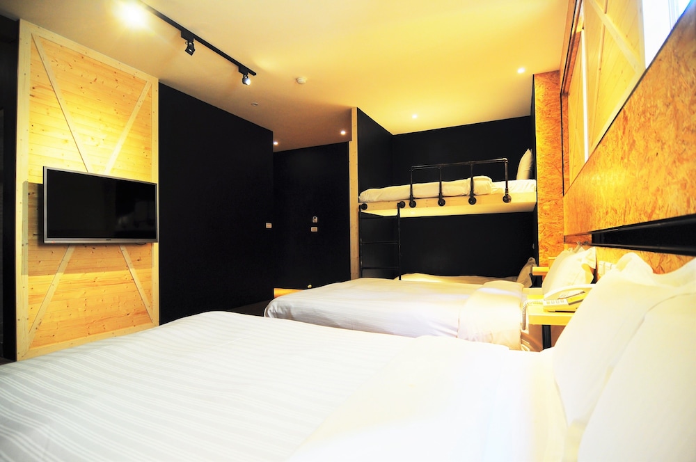 Martin Wales Hotel Kenting 11/69