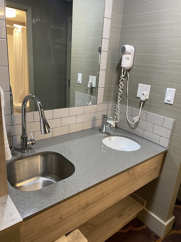 Ramada by Wyndham Medicine Hat 49/75