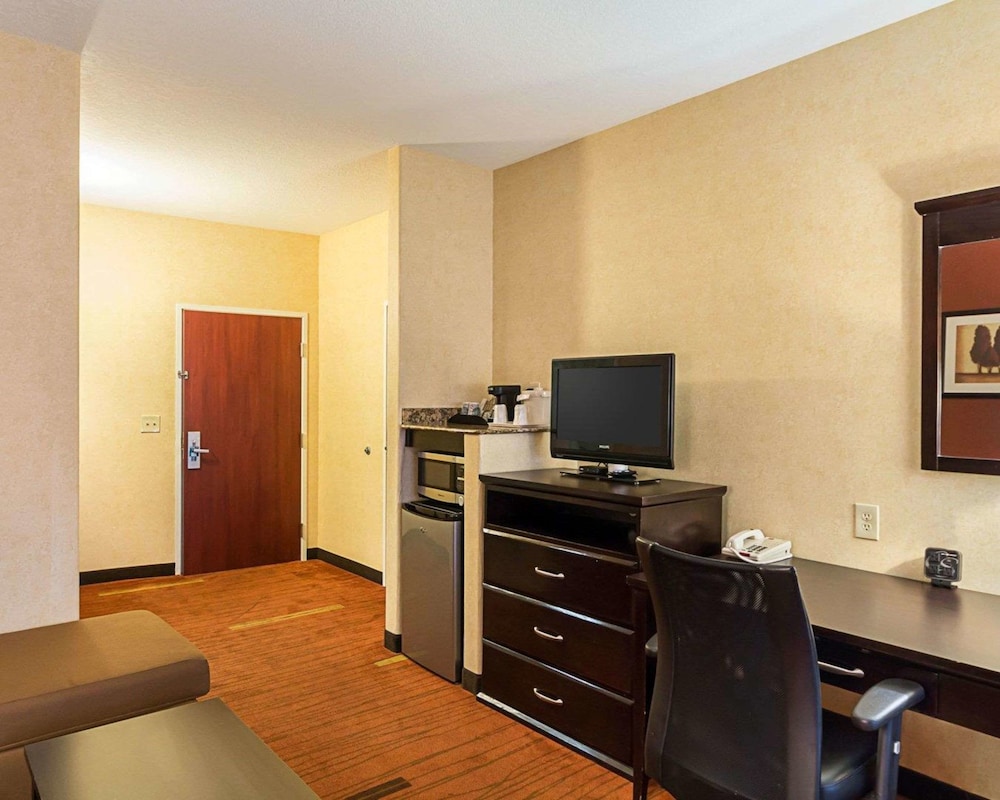 Comfort Suites Airport Wichita, KS 37/41