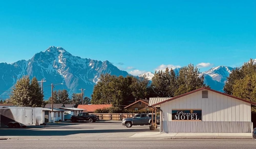 Pioneer Motel 2/43