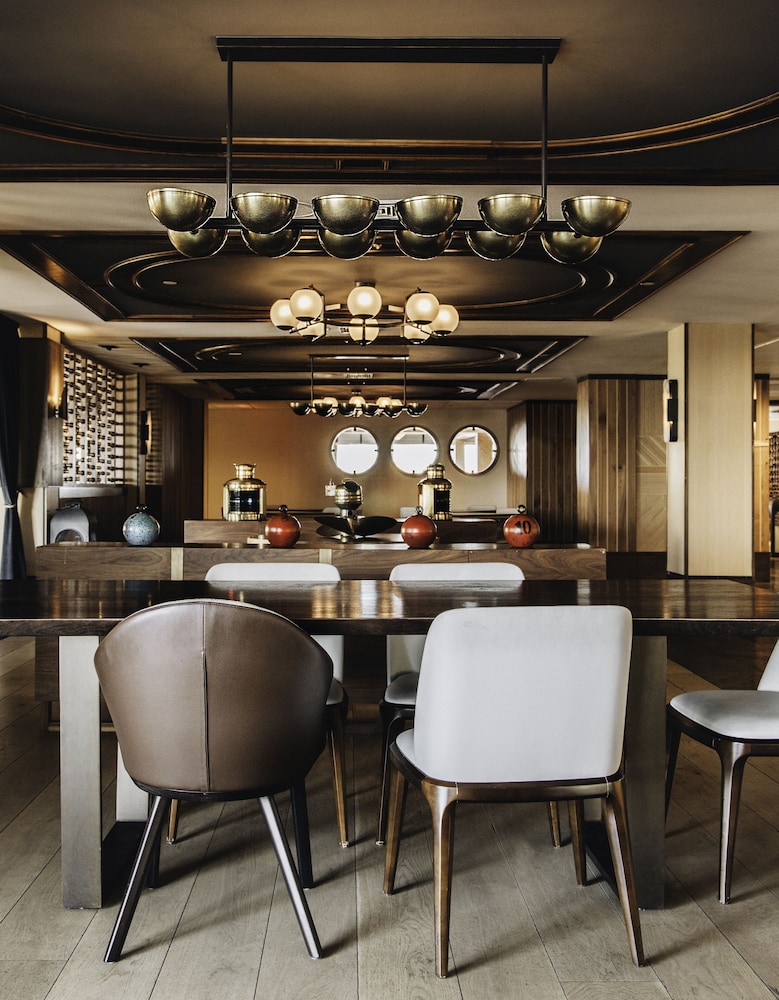 Newport Harbor Island Resort 56/66