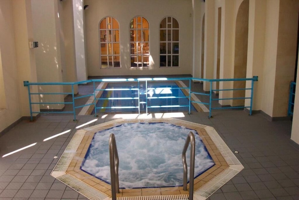 TWIN TREES HOTEL AND LEISURE CLUB(FORMERLY Downhill House Hotel) 22/54
