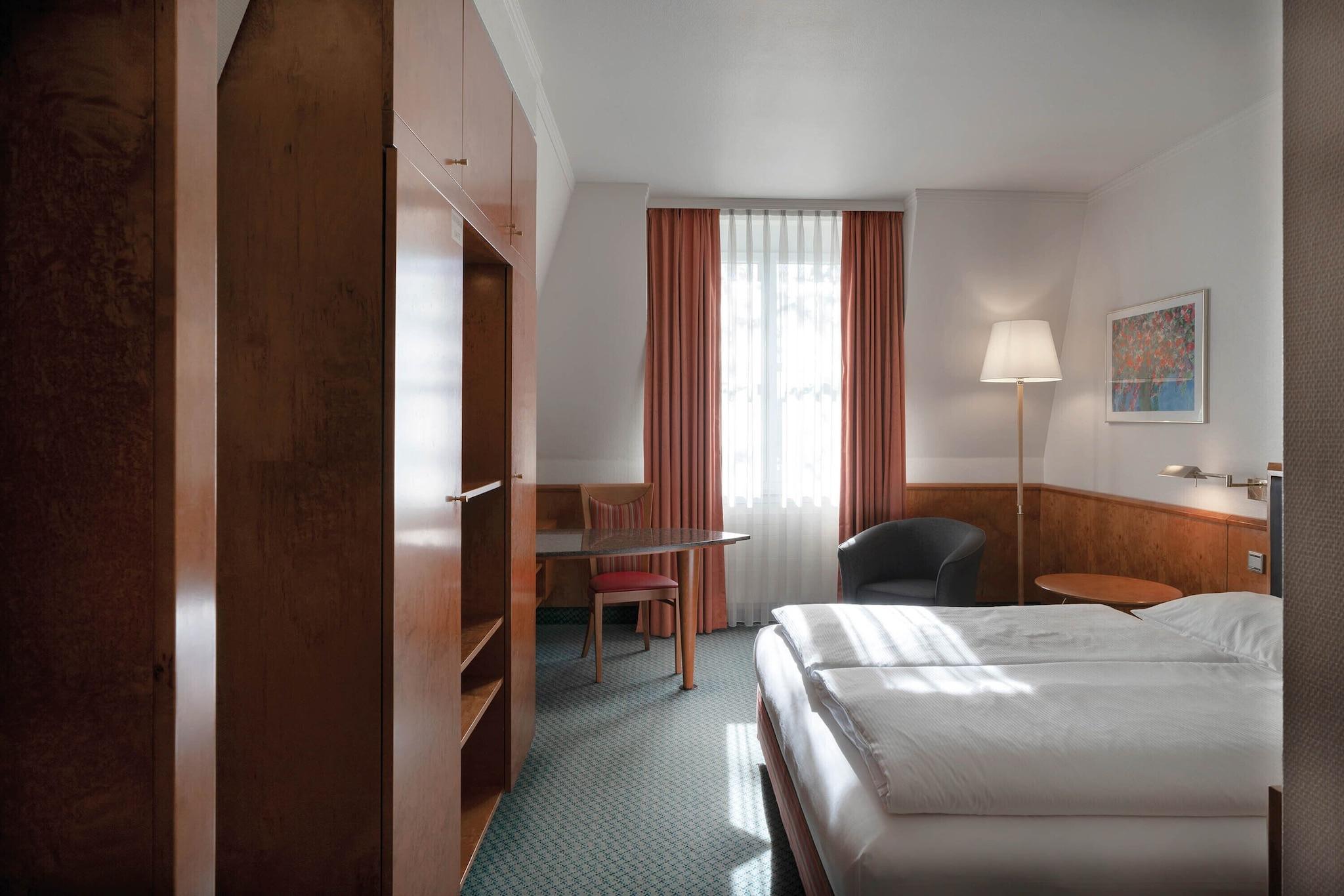 Room, Queen Bed, Seminaris Sunday Hotel Leipzig West 3/6