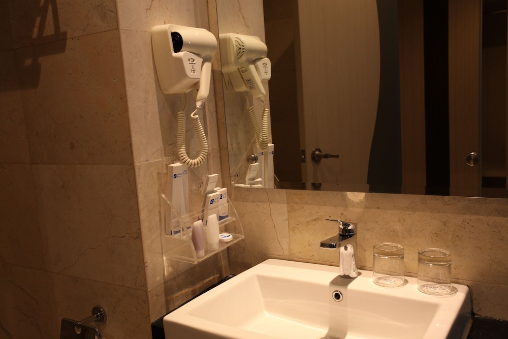 W Three Premier Hotel Makassar 28/29