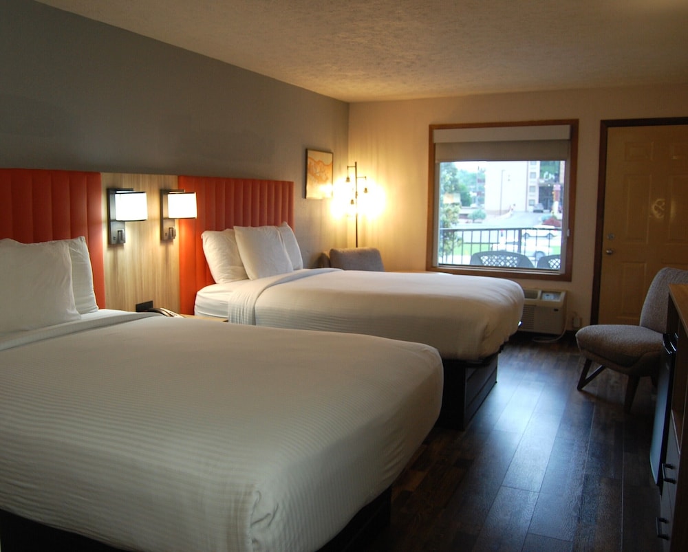 STANDARD, 2 QUEEN BEDS, BALCONY