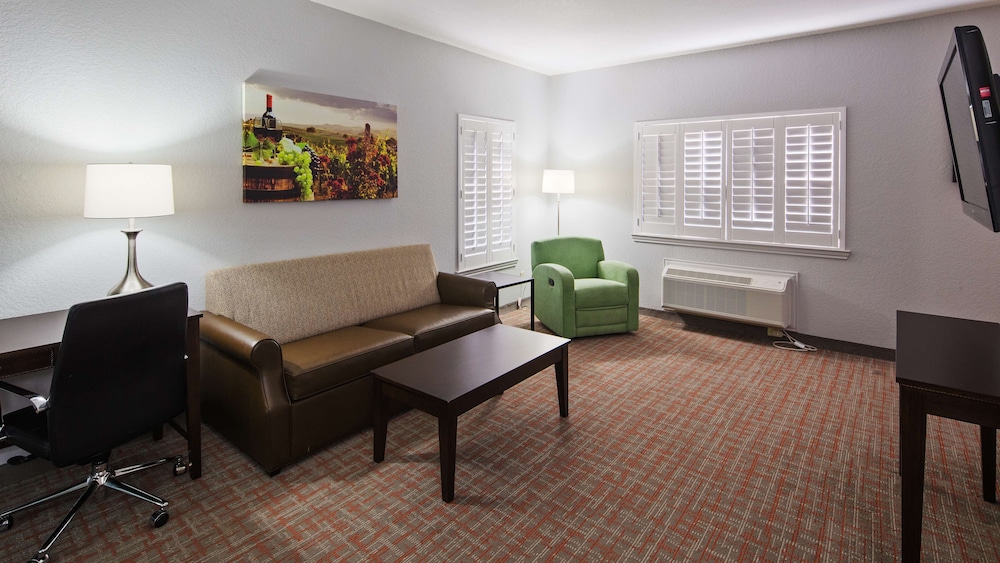Best Western Plus Fredericksburg 20/34