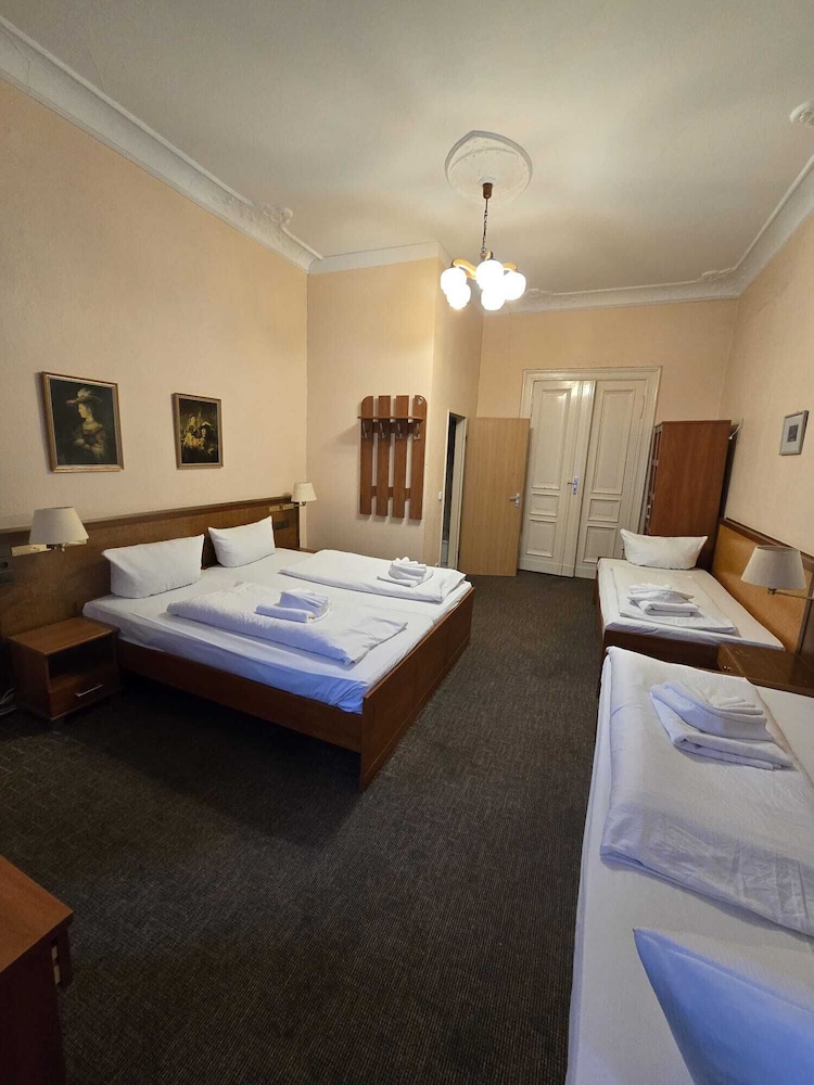 ROOM, QUADRUPLE