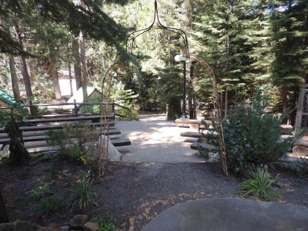 Shaver Lake Village Hotel 45/50