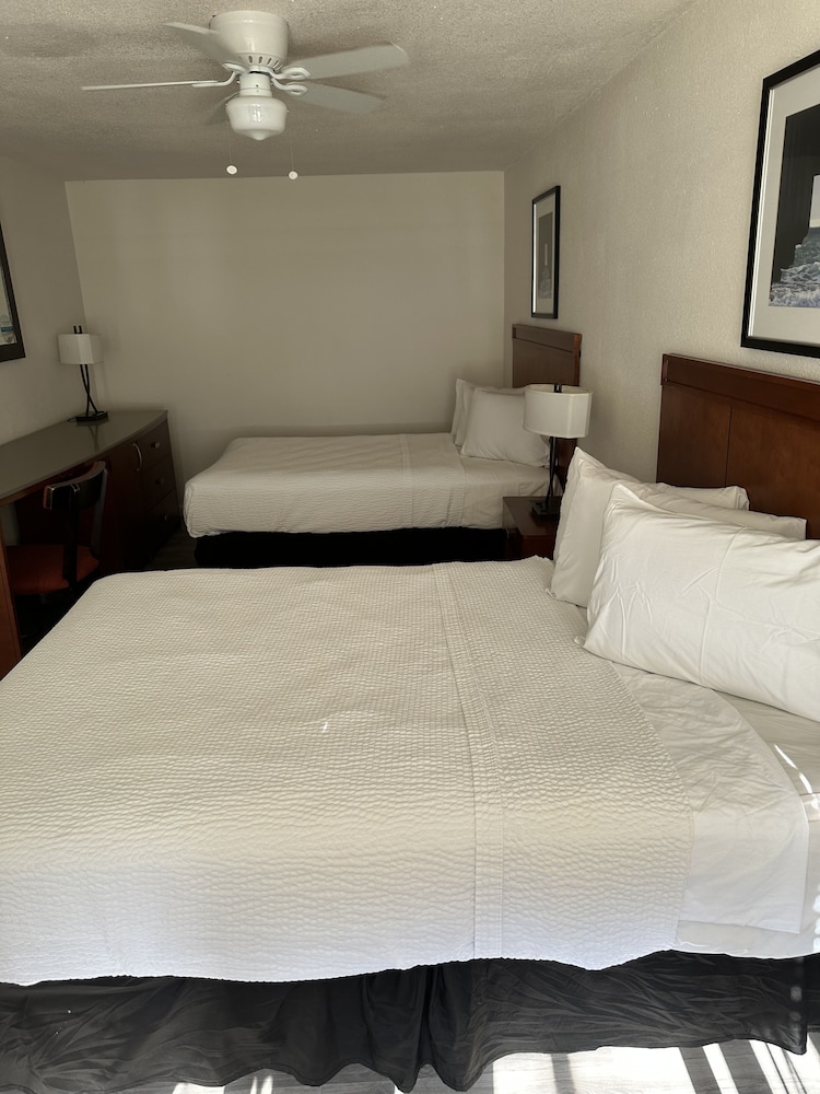 Room, 2 Queen Beds, Travelodge by Wyndham Parker 4/9