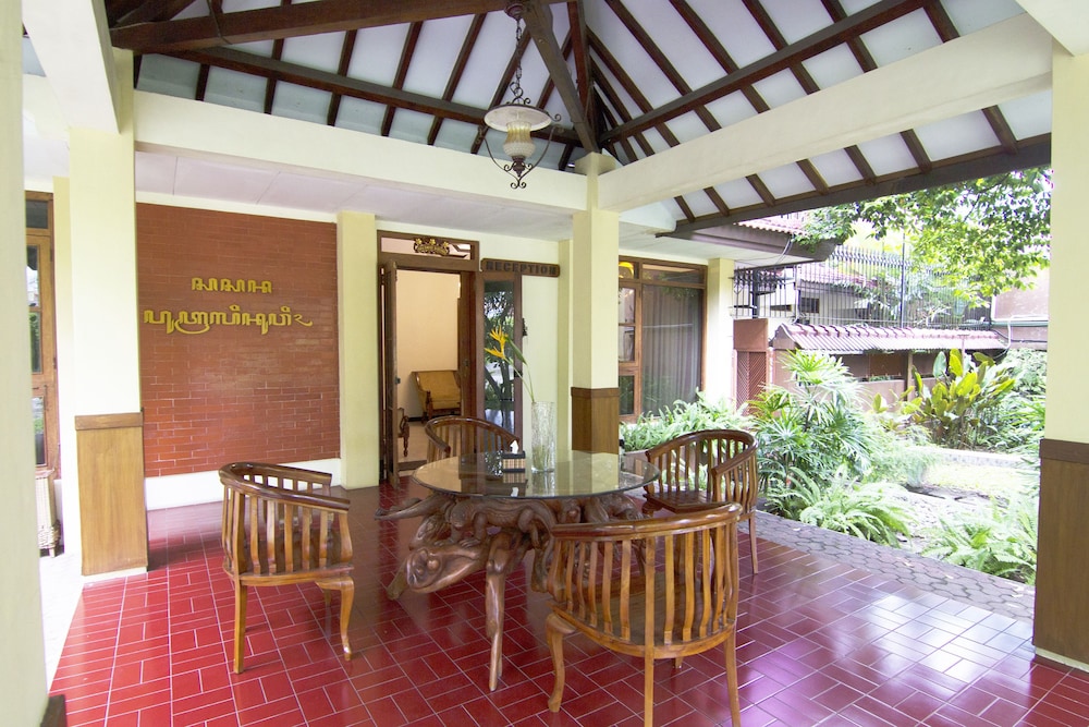 Oyo 261 Sasono Putro Guest House 15/22