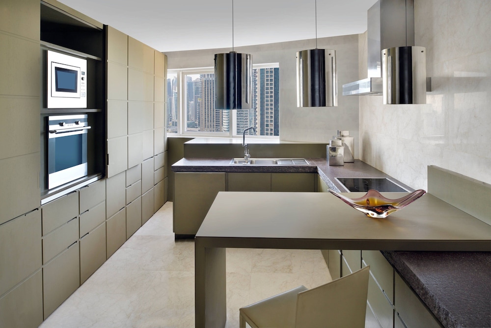 Dubai Marriott Harbour Hotel Suites 8/32