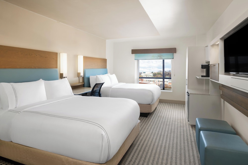 Renovated, 2 Double Beds, Bathtub