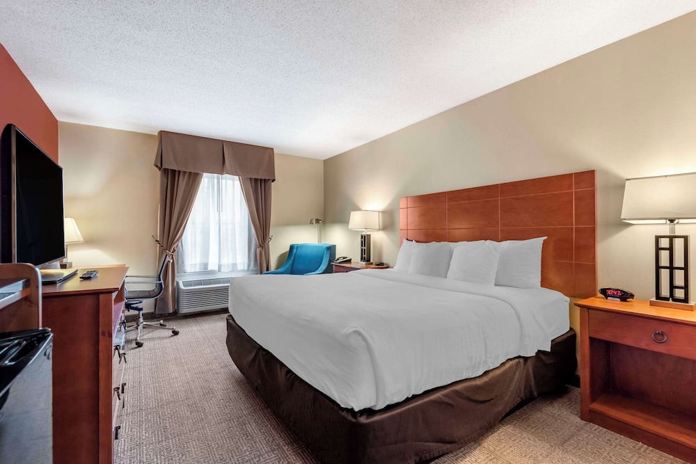 Suite, King Bed, Sofa, Comfort Inn Augusta Me 2/8