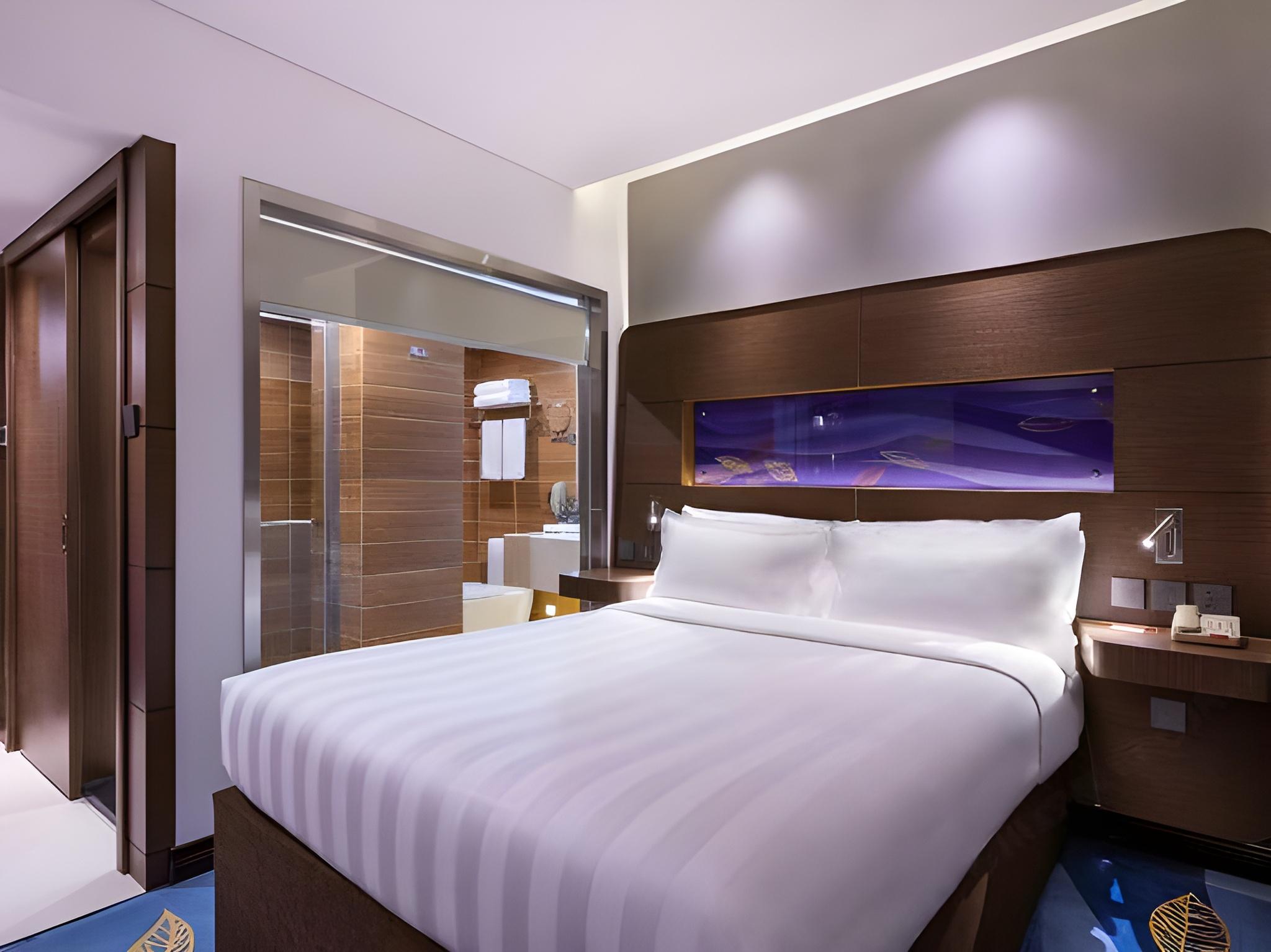 Superior, Suite, Queen Bed, West Wing