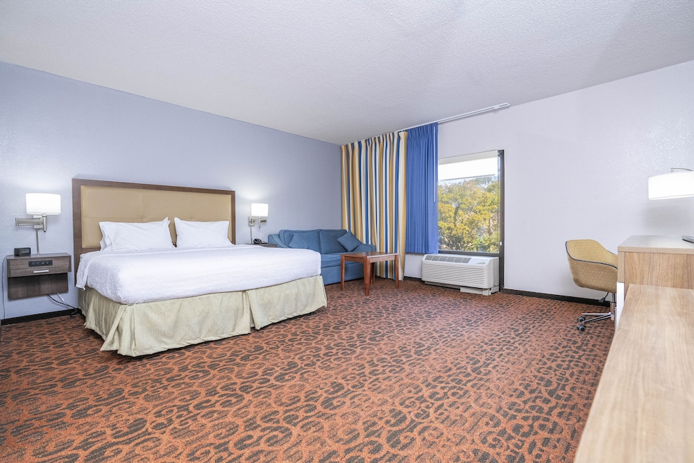 Room, King Bed, Sofa, Hampton Inn Spring Hill 3/10
