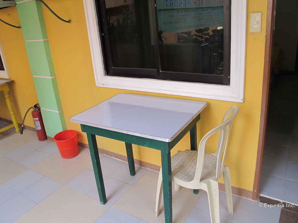White Beach Hotel Bar And Restaurant 90/90