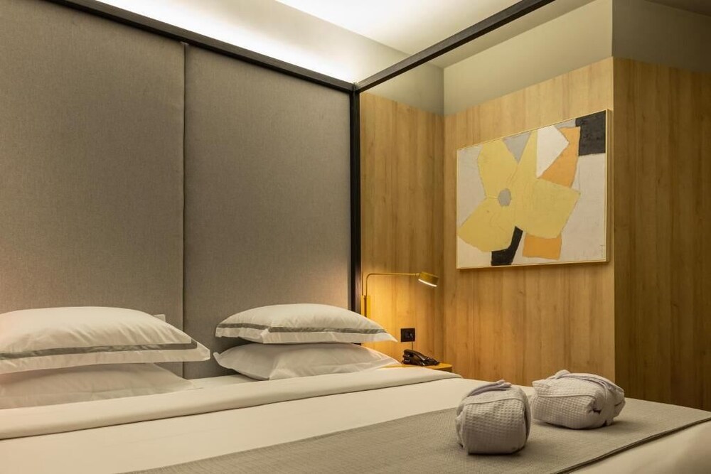 Suite, Queen Bed, Sofa, Max Plaza Hotel 5/10