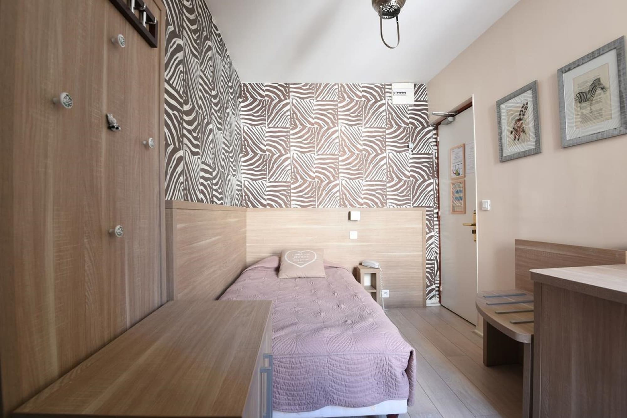 ROOM, SINGLE