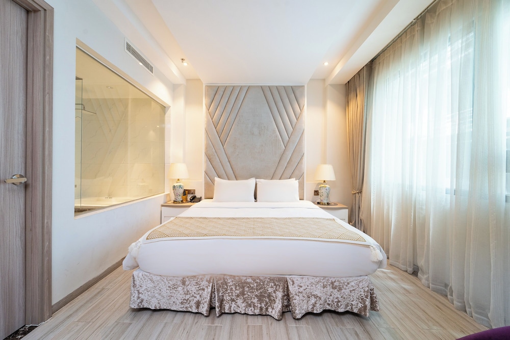 SUITE, CITY VIEW, BATHTUB