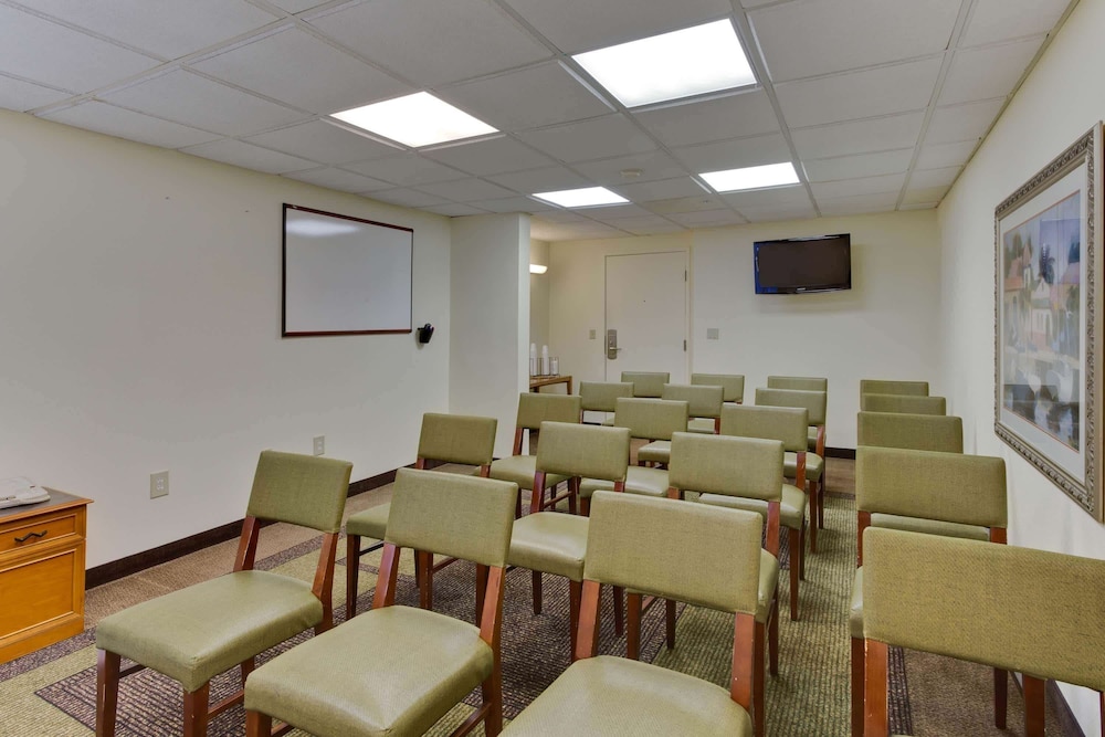 La Quinta Inn & Suites by Wyndham Lakeland East 35/37
