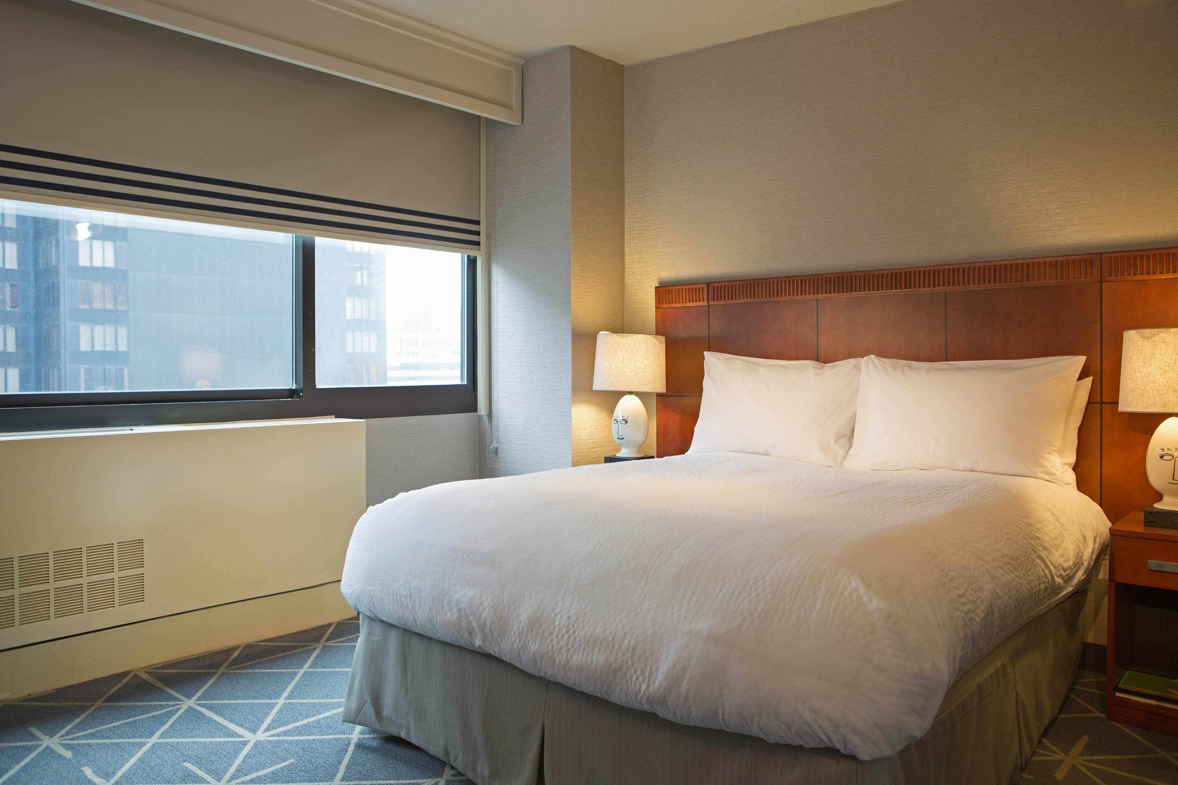 ROOM, QUEEN BED