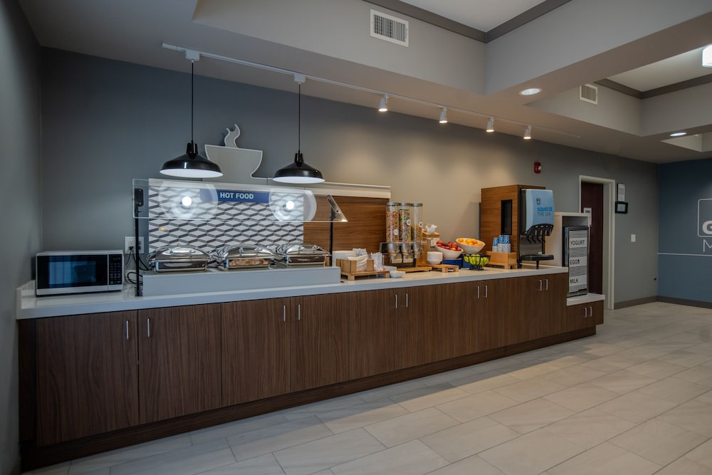 Holiday Inn Express Hotel And Suites Cleveland 10/55