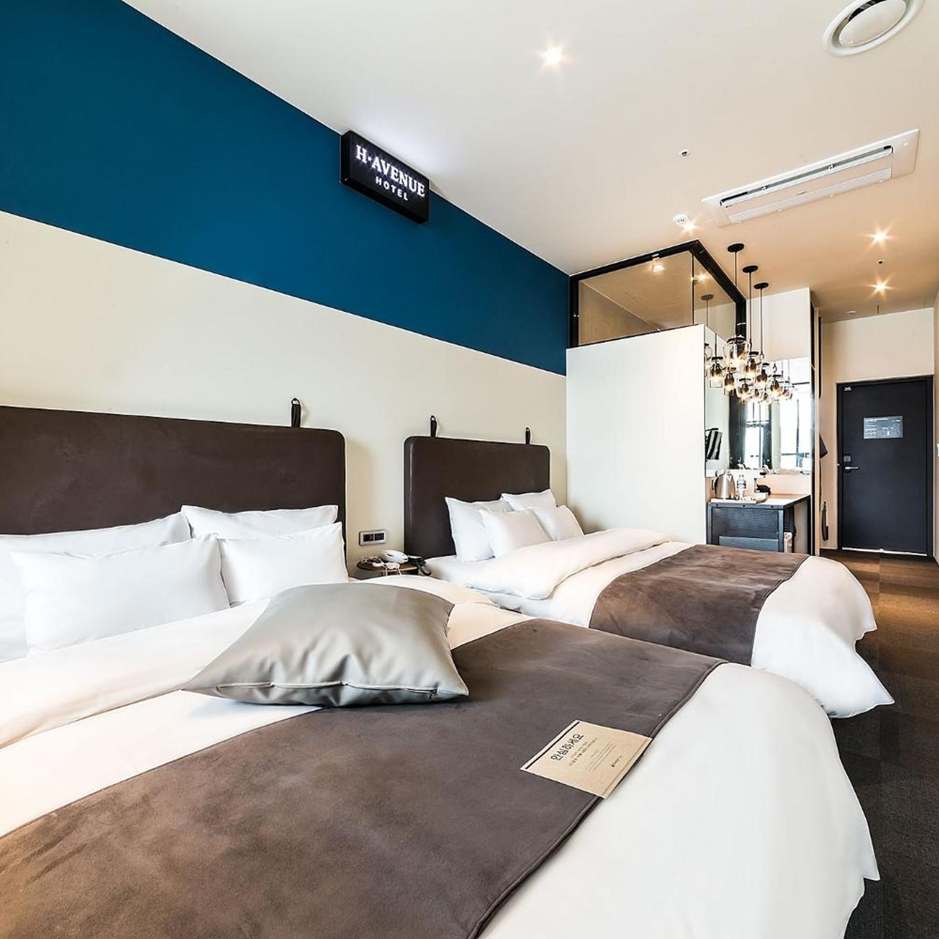 Room, Double or Twin Bed, Lateral Side Sea View، H Avenue 4/10