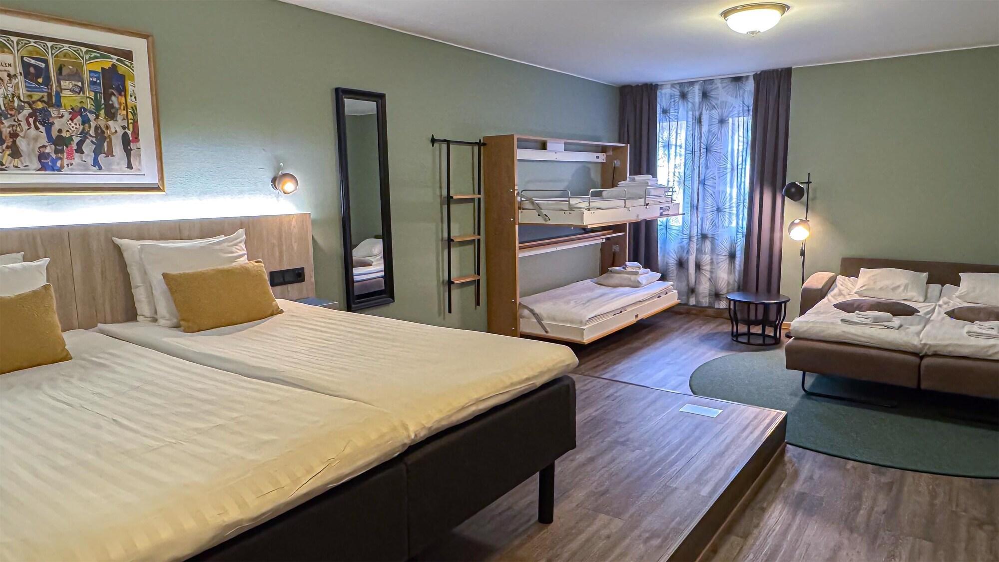 Family, Multiple Beds, Sofa