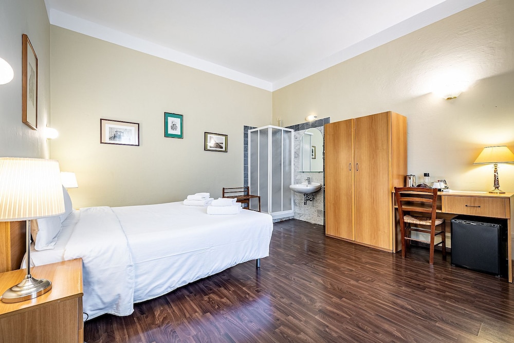 ROOM, DOUBLE BED, EXTERNAL BATHROOM
