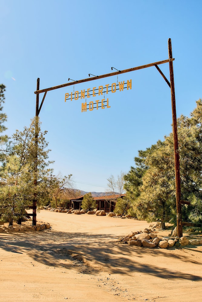 Pioneertown Motel 47/53