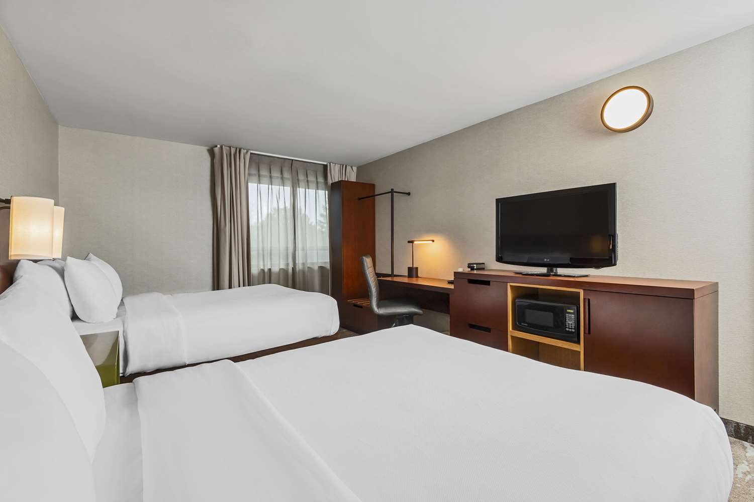 Upgrade, 2 Queen Beds, Comfort Inn Cambridge - Highway 401 2/6