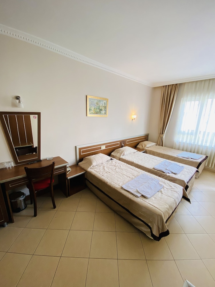 Lemon Hotel 13/50