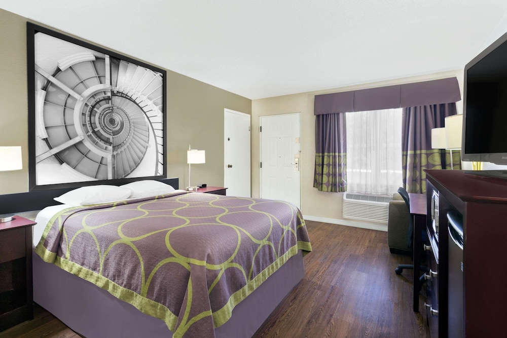 Super 8 by Wyndham Ellenton Bradenton Area 12/29