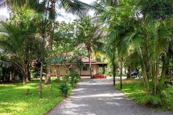 PALM GROVE SERVICE VILLA 6/48