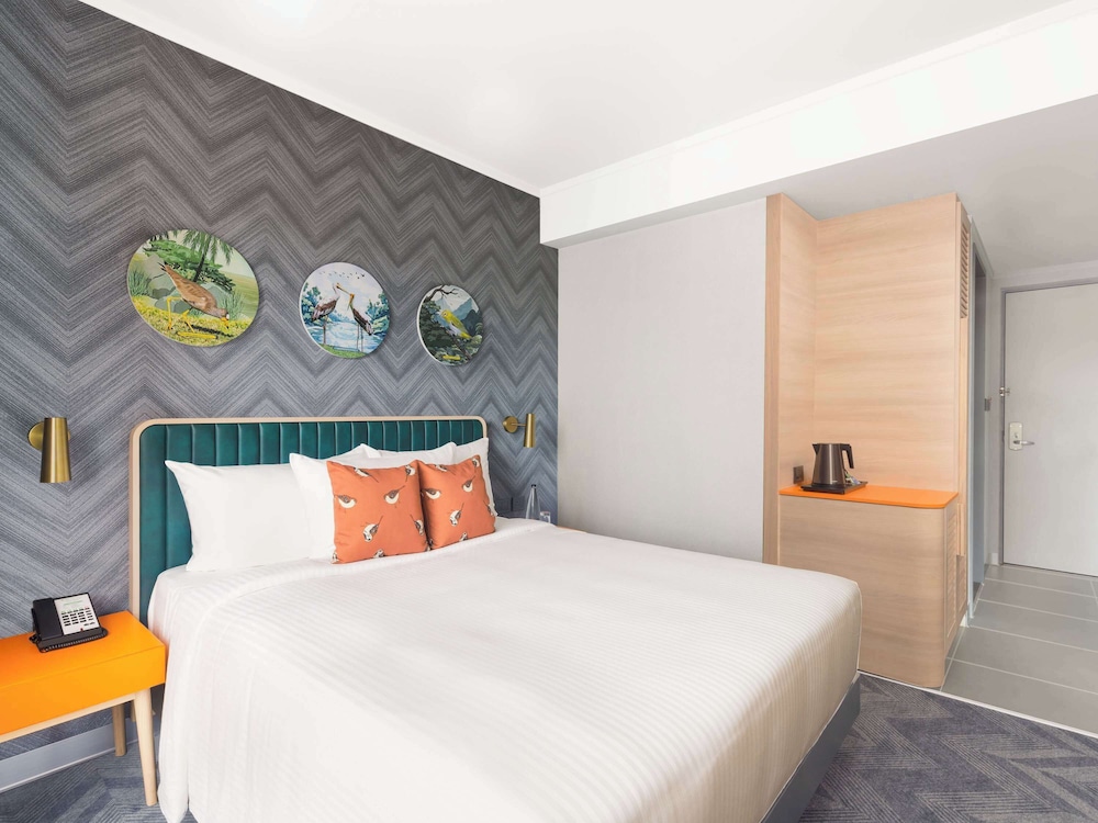 STANDARD, QUEEN BED
