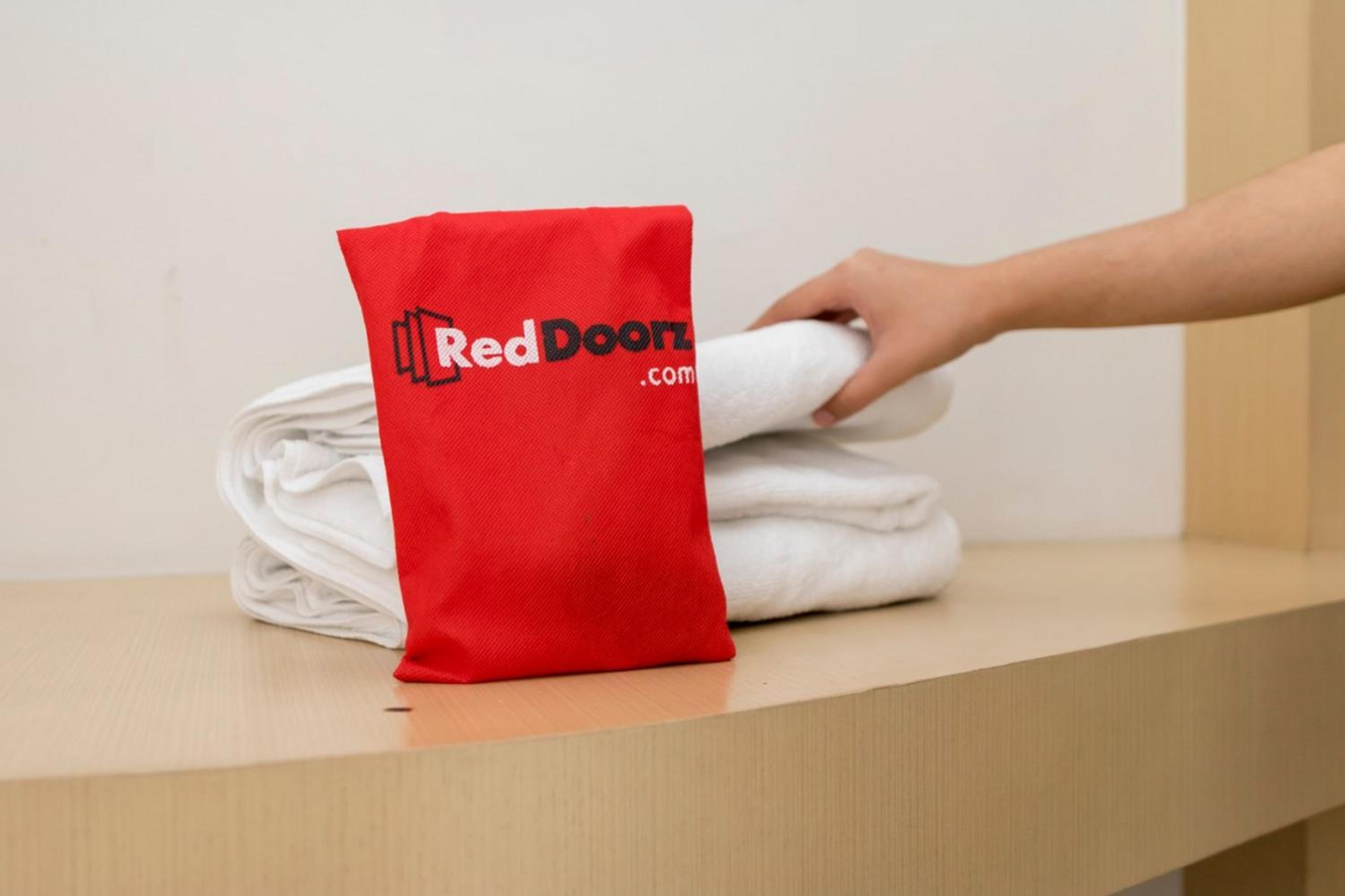 RedDoorz Plus near Tugu Mercusuar Anyer 24/50