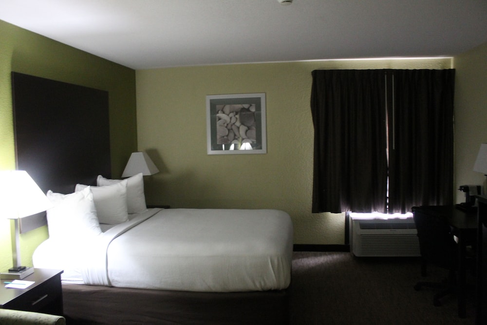 Standard, Queen Bed, Jetted Tub