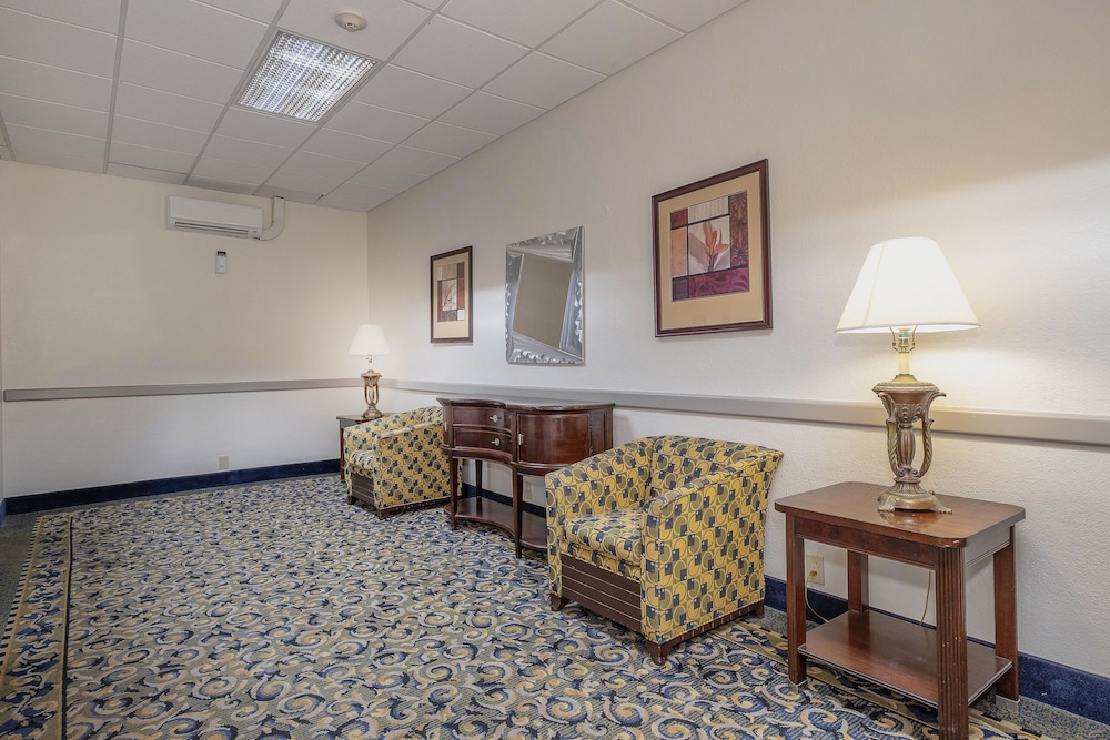 Red Roof Inn and Suites Macon 50/71