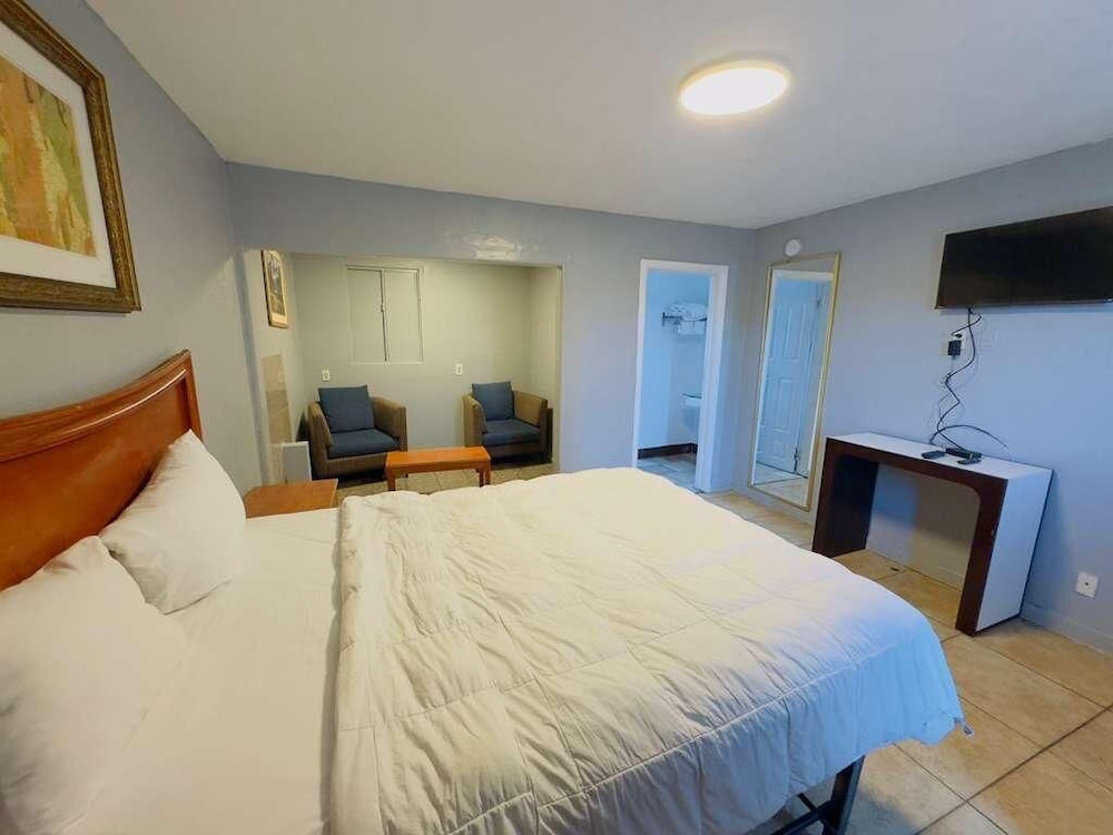 Deluxe, Single, Queen Bed