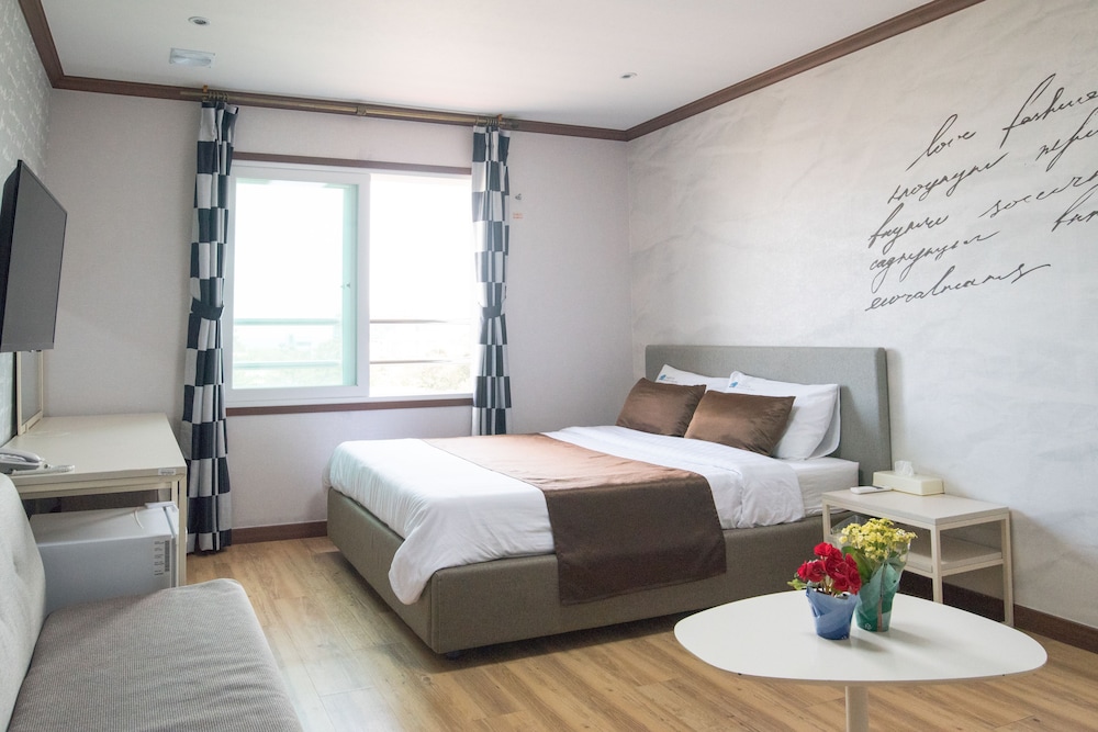 STANDARD, DOUBLE BED, PARTIAL OCEAN VIEW