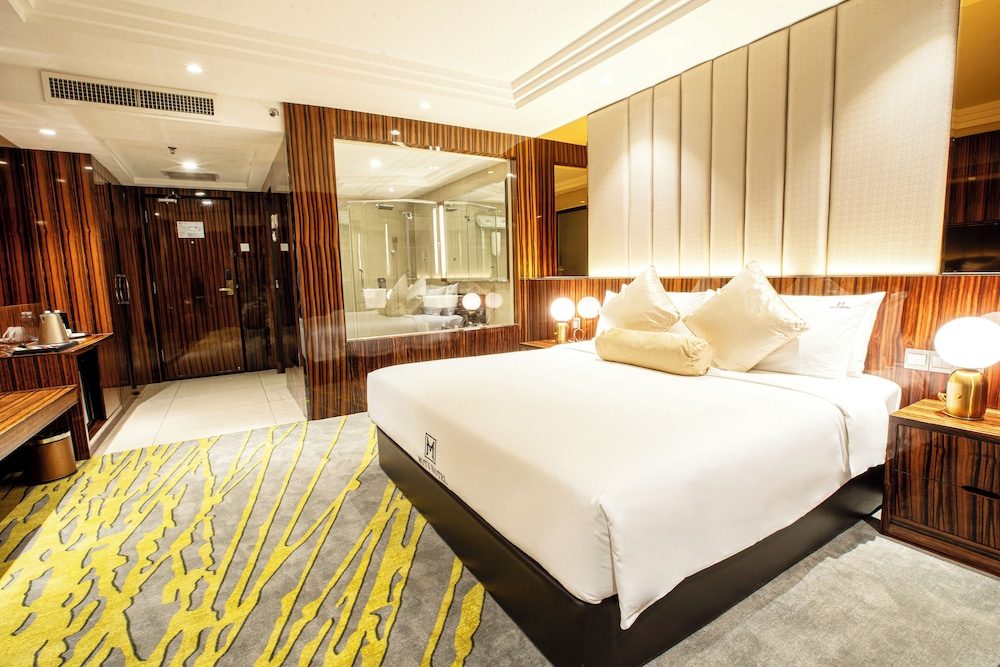DELUXE, KING BED