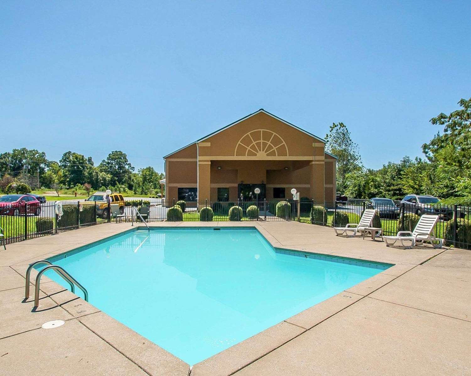 Econo Lodge Inn & Suites Centerville TN 5/7