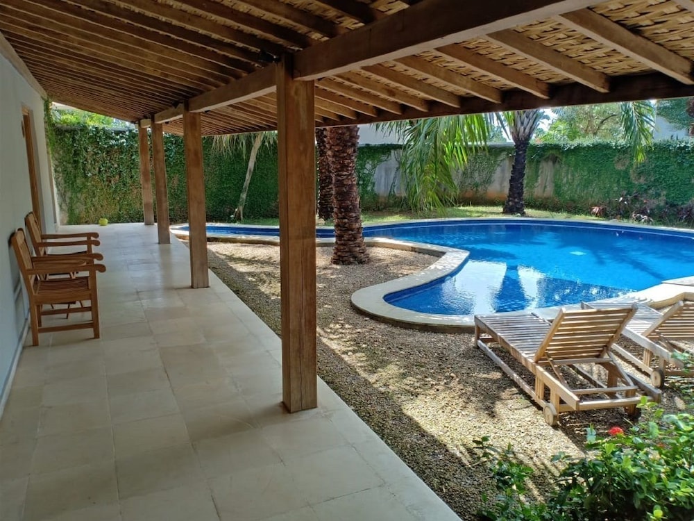 Coconut Lodge 41/50
